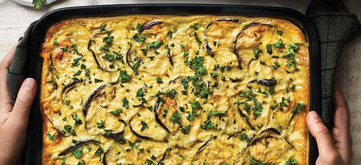 Vegan moussaka σε ένα πιάτο κατσαρόλας