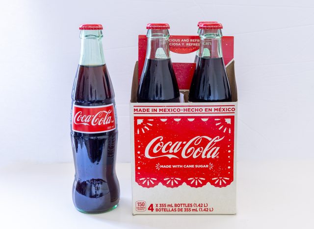 Ένα τέσσερα πακέτα μεξικάνικων μπουκαλιών Coca Cola.