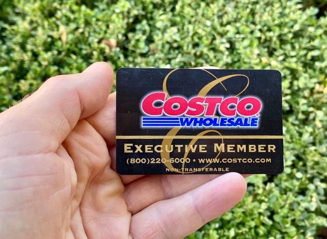Πρόσωπο που κρατά την κάρτα μέλους του Costco Executive