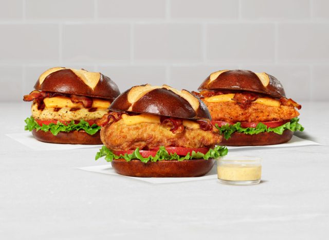 Chick-fil-A Pretzel Cheddar Club Σάντουιτς