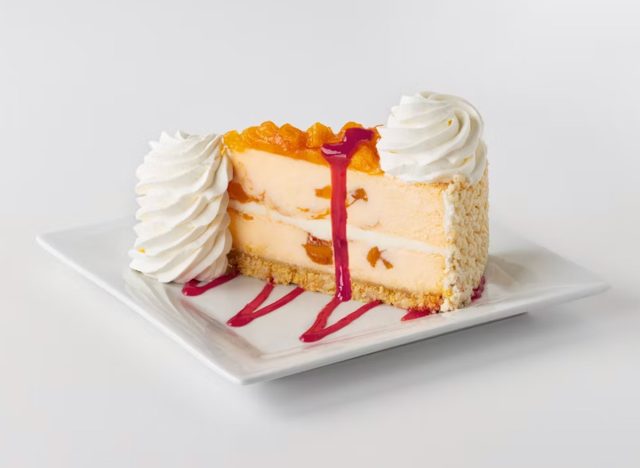 Το cheesecake Factory Peach είναι ιδανικό με ψιλοκομμένο βατόμουρο