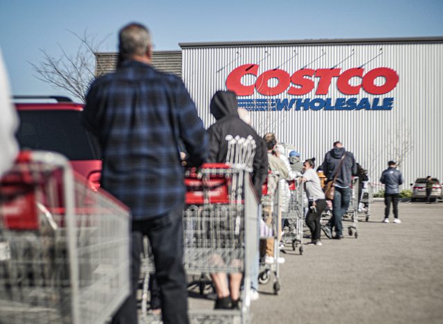 Η Costco δίνει ένα διάλειμμα στο πλήθος των ατόμων με ειδικές ανάγκες και 60+, δίνοντάς τους την έγκαιρη πρόσβαση στην αποθήκη.