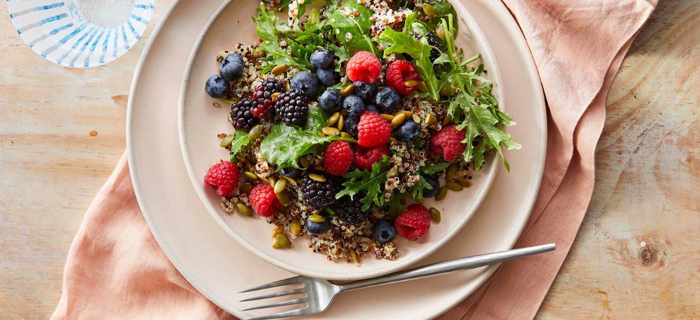 Power Berry quinoa και σαλάτα σε μια λευκή πλάκα με μεταλλικό πιρούνι