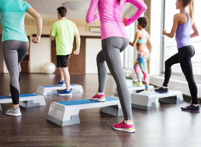 Fitness, Sport, Training, Aerobics και People Concept - Κλείσιμο των ανθρώπων που εργάζονται με βήμα στο γυμναστήριο από την πλάτη
