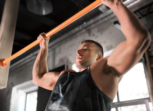 Buff Man που κάνει pull-ups ευρεία λαβή
