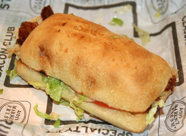 Το Bacon Bacon του Arby