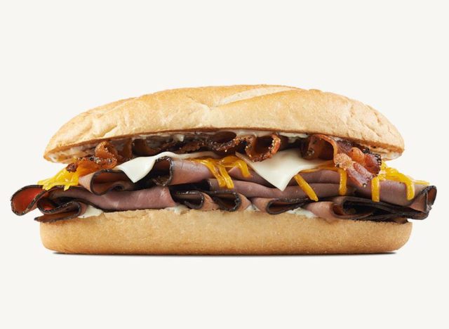 Arby's Angus τρία τυρί και μπέικον