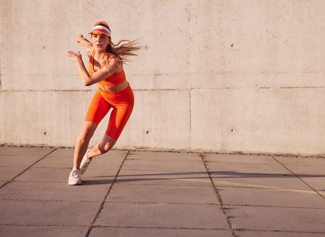 Άσκηση πατινάζ. Fit Woman που κάνει προπόνηση διαστήματος σε εξωτερικούς χώρους ενάντια στο τείχος του σκυροδέματος