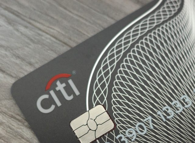 Εικόνα της πιστωτικής κάρτας Citi Costco Visa για την αγορά παντοπωλείου στο Warehouse Club και στη βενζίνη στο σταθμό.
