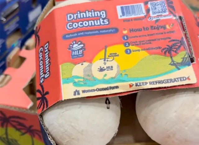 Πίνοντας καρύδες στο Costco 