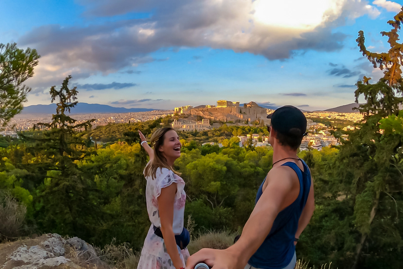Hill Filopappou, Αθήνα Ένα ζευγάρι στέκεται στο λόφο Filopappou με θέα στην Ακρόπολη στην Αθήνα