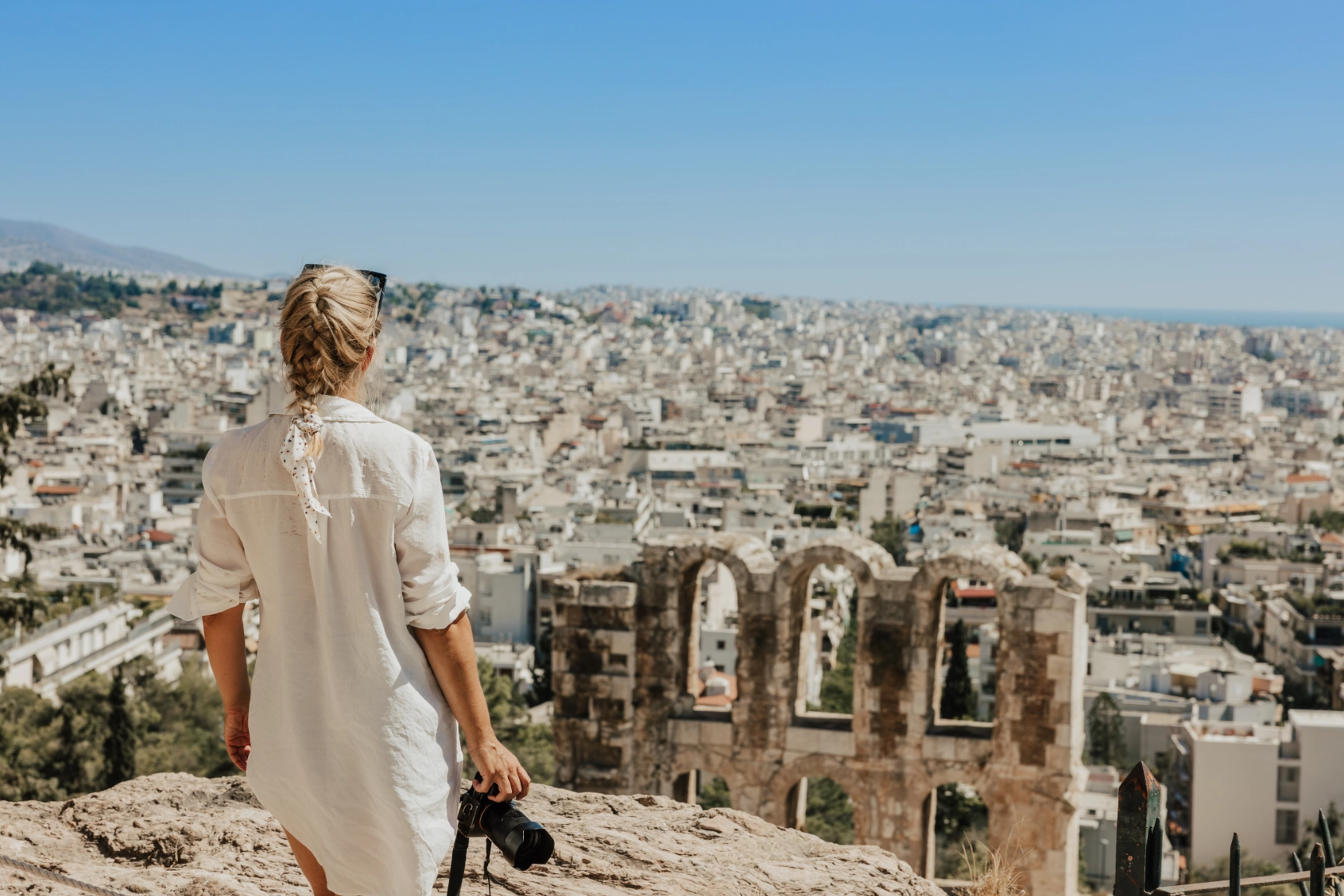 Odeon of Herodes Atticus, Αθήνα Μια γυναίκα ταξιδιώτης με κάμερα κοιτάζει το αρχαίο θέατρο του Ηρώδη Atticus εναντίον του Clear Sky στην Αθήνα της Ελλάδας