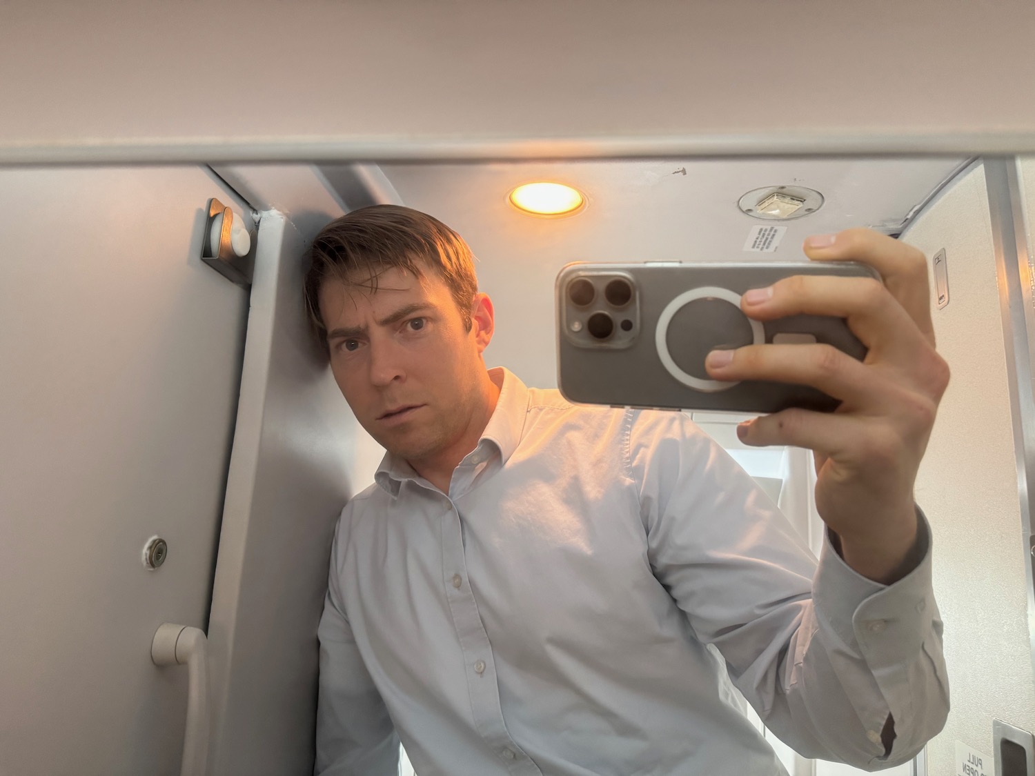 Ένας άντρας που παίρνει ένα selfie
