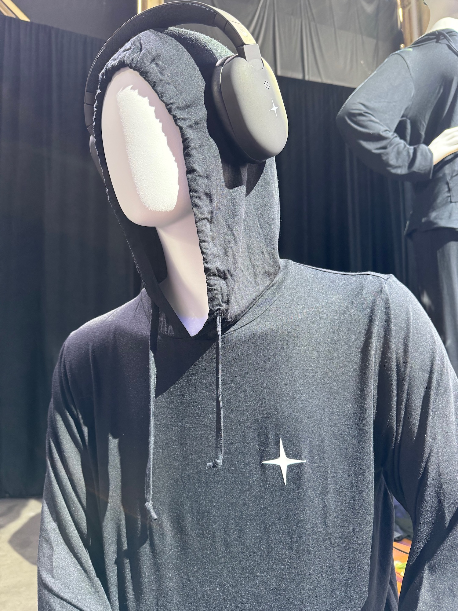 Ένα μανεκέν που φοράει ένα hoodie και ακουστικά