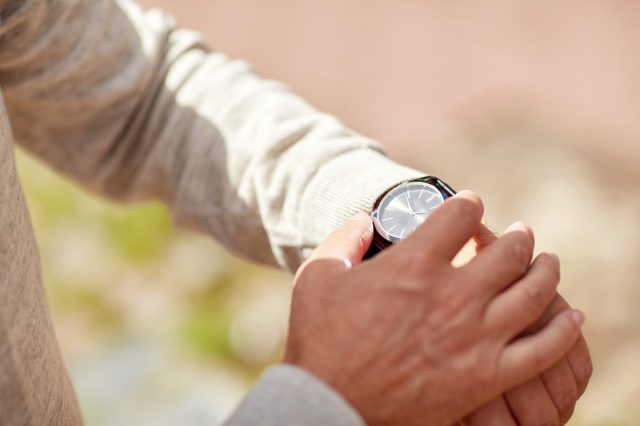 Ένας ανώτερος χρόνος ελέγχου του χρόνου στο Wristwatch σε εξωτερικούς χώρους.