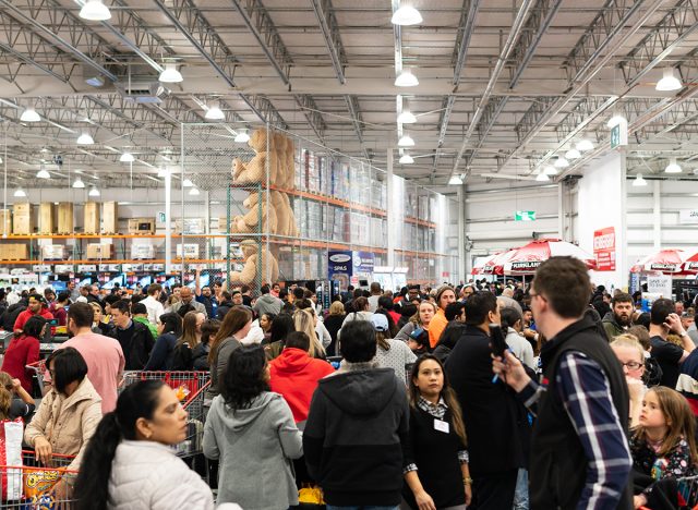 Ημέρα έναρξης του καταστήματος Costco. Κατάστημα γεμάτο με αγοραστές.