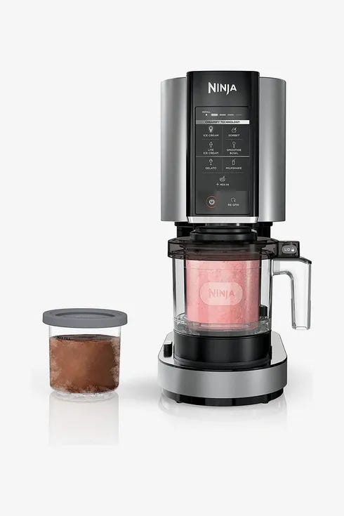 Ninja Creame Ice Cream Maker με μια πίντα παγωτού σοκολάτας δίπλα στο μηχάνημα