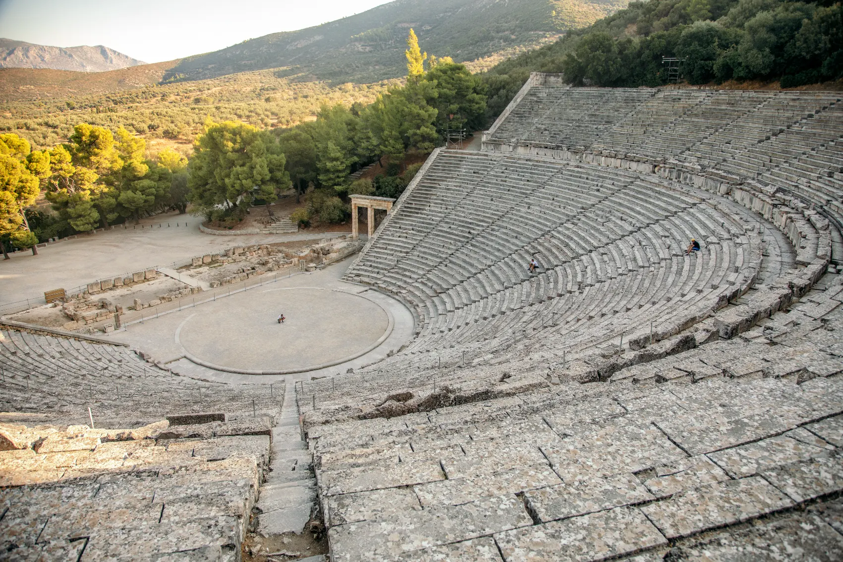 Θέατρο της επιδείικής, Ελλάδα Θέα από την κορυφή του θεάτρου του επιδίδου με μια δασωμένη ύπαιθρο στο παρασκήνιο