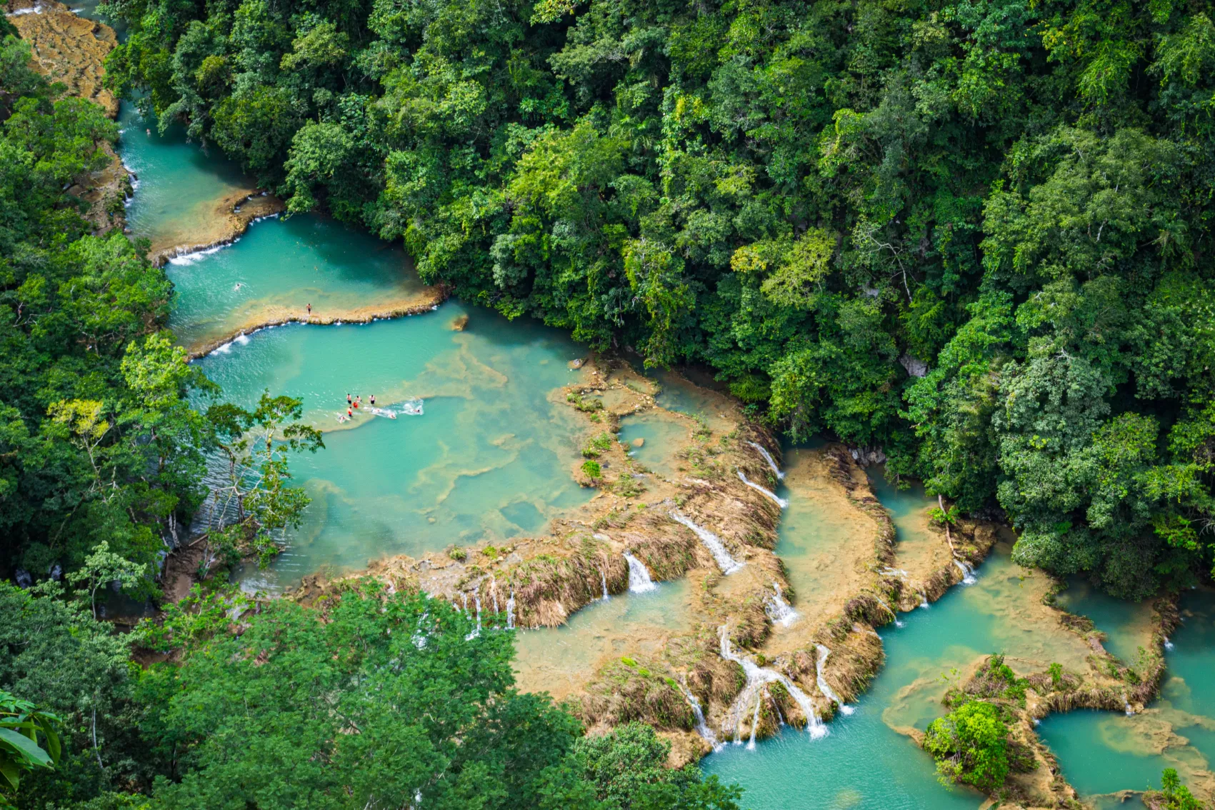 Semuc Champey Hike, Γουατεμάλα Αεροφωτογραφία των ανθρώπων που κολυμπούν στις πισίνες του Semuc Champey που περιβάλλεται από ζούγκλα στη Γουατεμάλα
