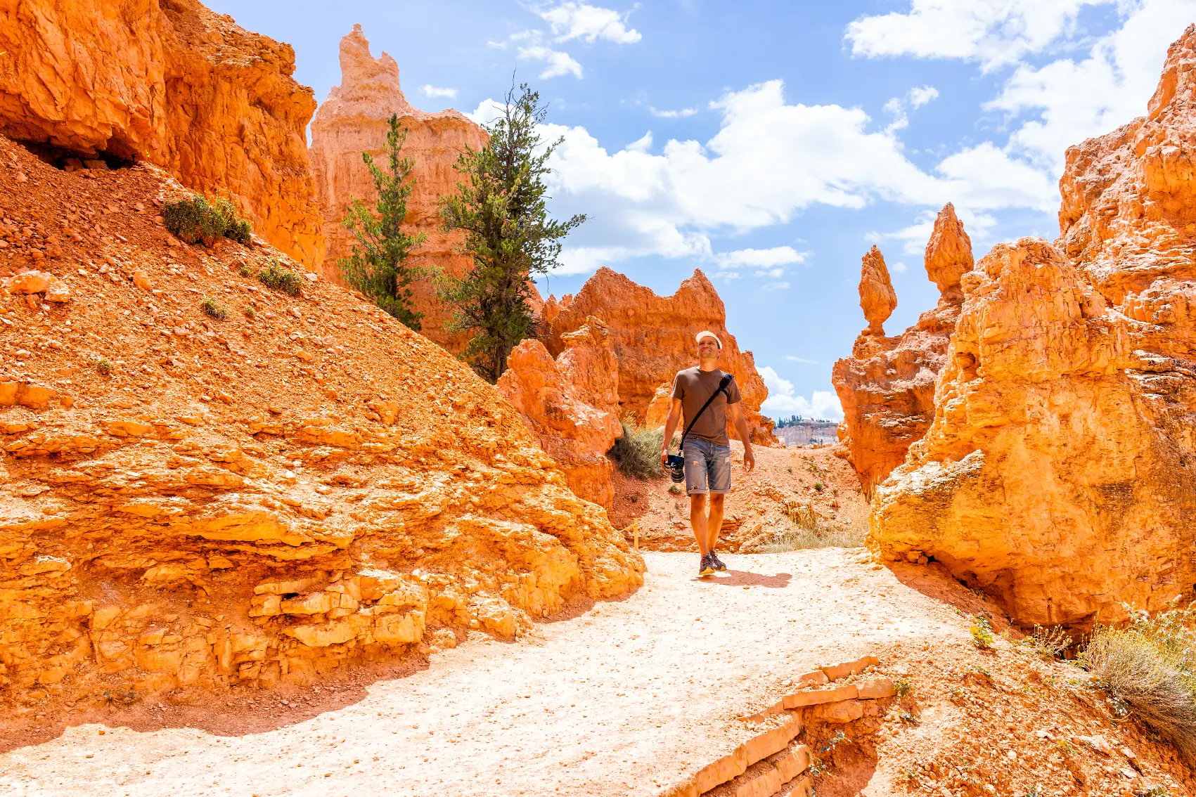 Εθνικό Πάρκο Bryce Canyon, Γιούτα Ένας άνδρας πεζοπόρος περπατάει ανάμεσα σε πορτοκαλί hoodoos στο Εθνικό Πάρκο Bryce Canyon στη Γιούτα