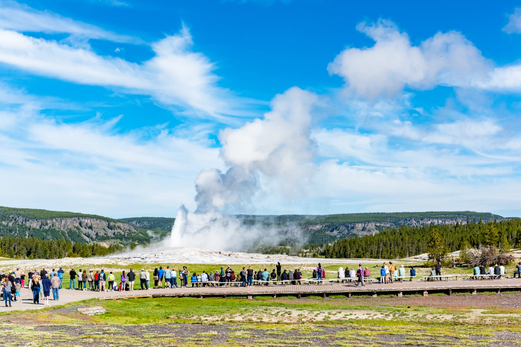 Παλαιός πιστός, Εθνικό Πάρκο Yellowstone Οι ταξιδιώτες στέκονται μπροστά σε ένα geyser κάπνισμα στο Εθνικό Πάρκο Yellowstone στο Wyoming
