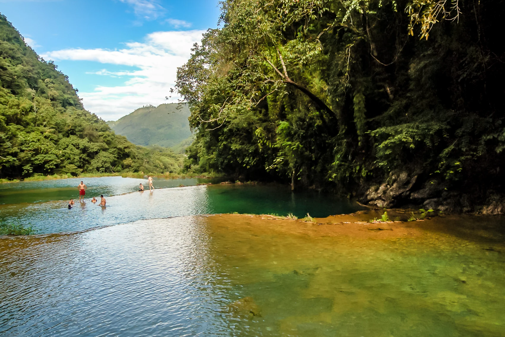 Semuc Champey, Γουατεμάλα Οι άνθρωποι κολυμπούν στις φυσικές πισίνες του Semuc Champey στη Γουατεμάλα