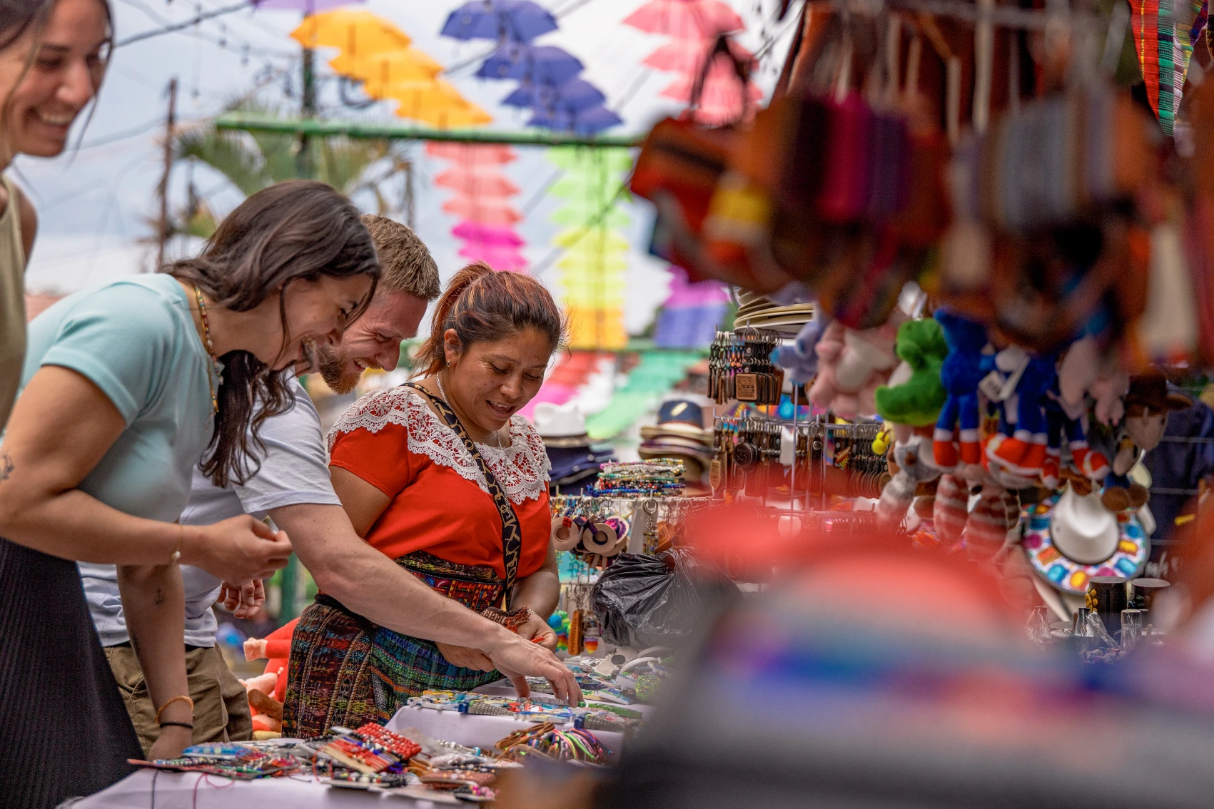 Chichicastenango, Γουατεμάλα Οι ταξιδιώτες ψωνίζουν στις αγορές του Chichicastenango της Γουατεμάλας