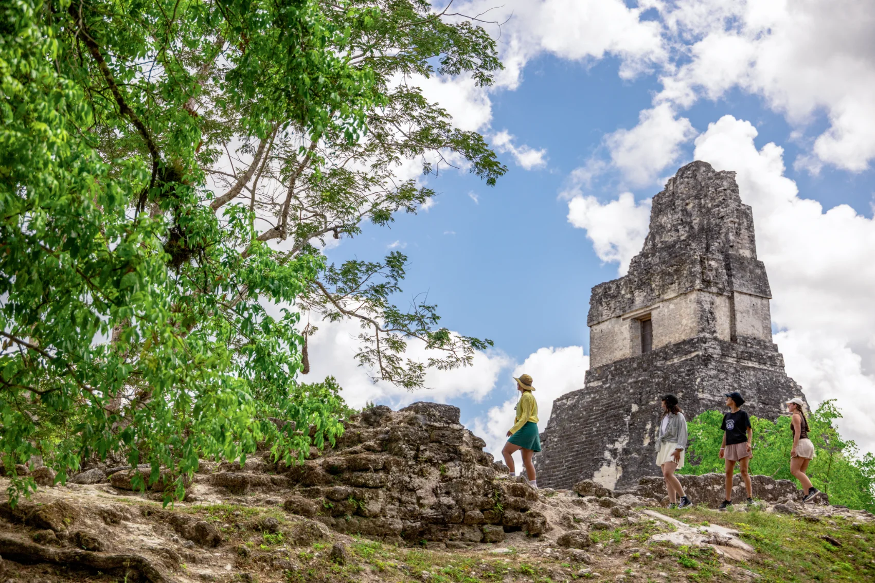 Tikal, Γουατεμική Οι ταξιδιώτες περπατούν γύρω από τα αρχαία ερείπια του Tikal στη Γουατεμάλα